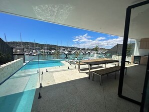 Utomhuspool och uppvärmd pool