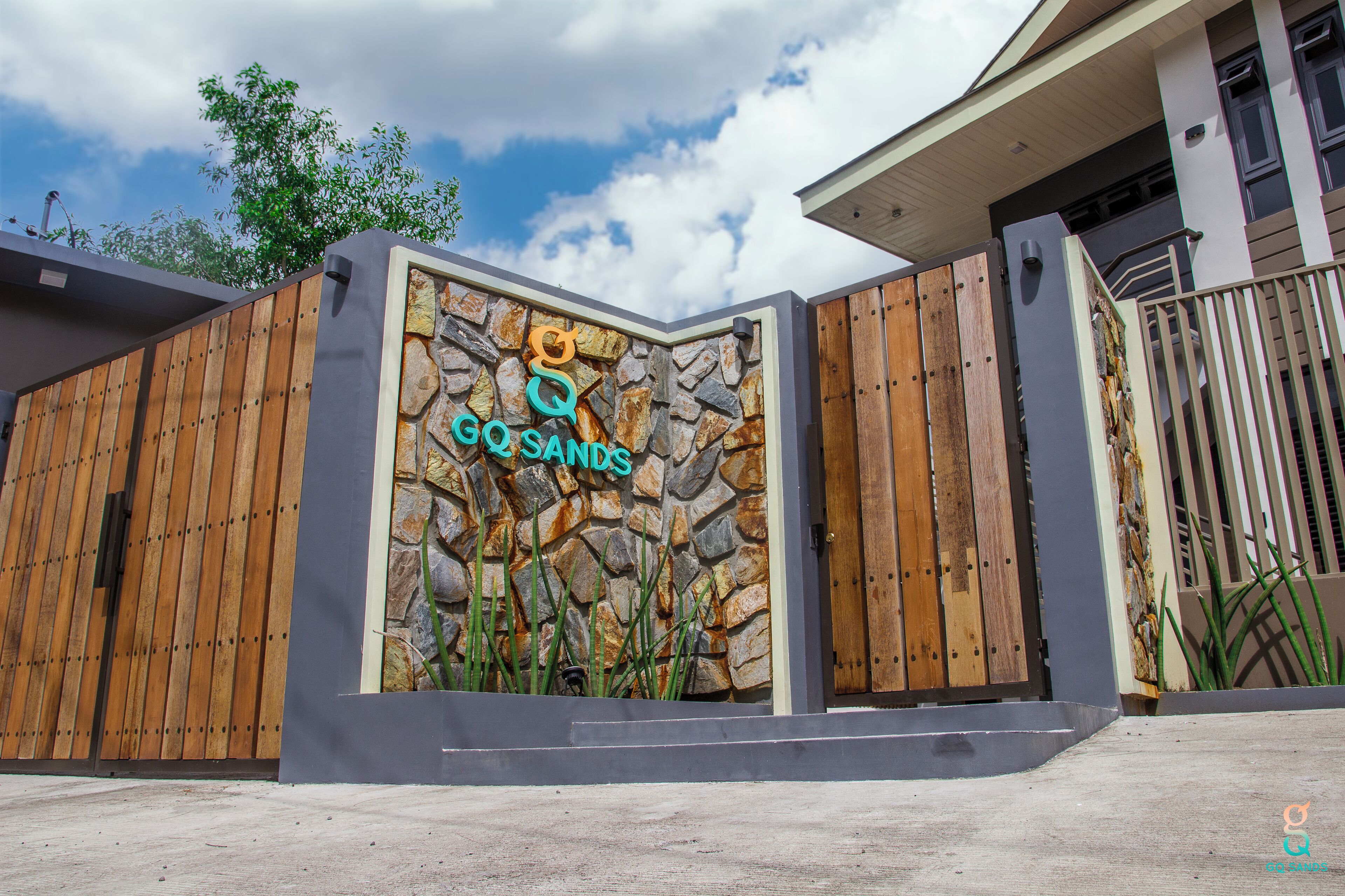 Vista frontal de la propiedad