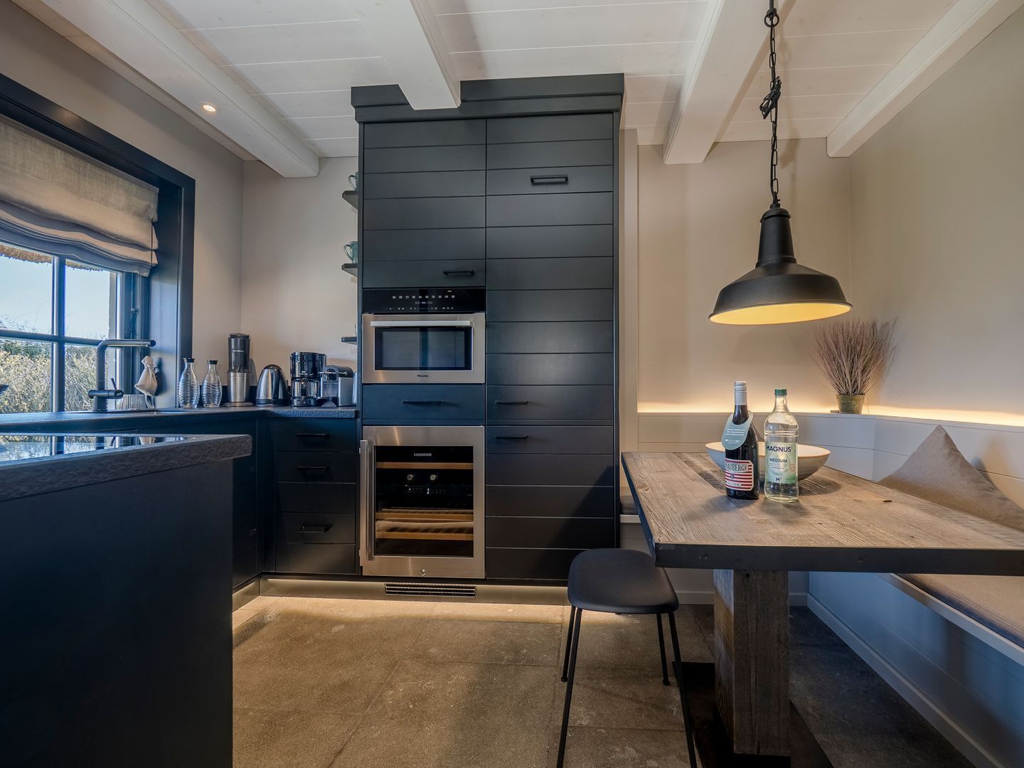 Wasserkocher mit Kaffee-/Teezubehör, Kühlschrank, Mikrowelle, Ofen