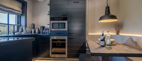 Wasserkocher mit Kaffee-/Teezubehör, Kühlschrank, Mikrowelle, Ofen