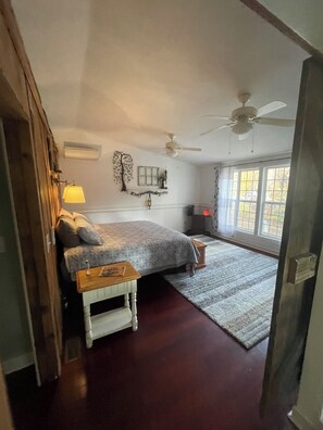 3 bedrooms, desk, iron/ironing board, travel crib