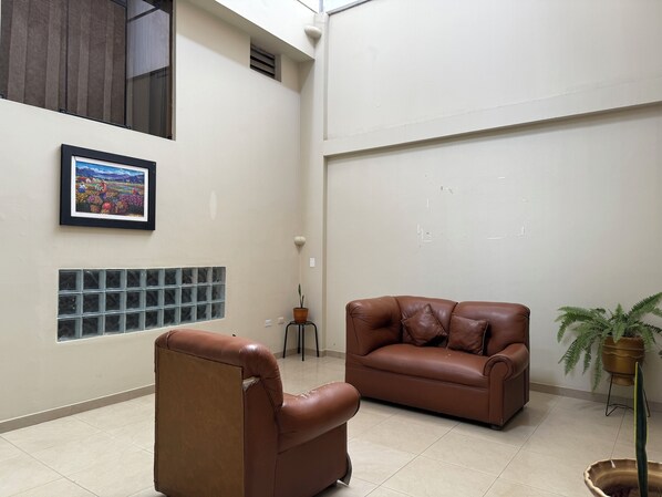 Living area - Hotel El Gran Patriarca (Cajamarca)