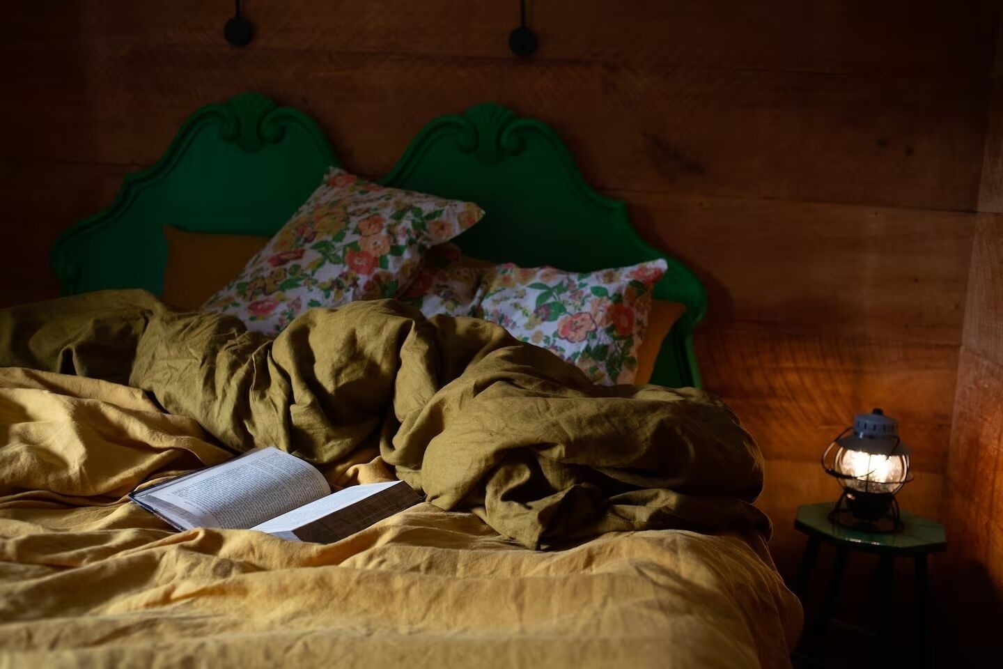 1 bedroom, bed sheets