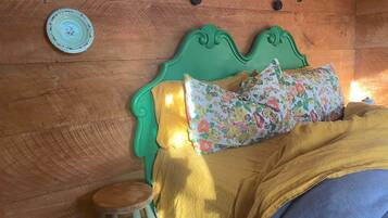 1 bedroom, bed sheets