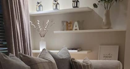 Stylish, Modern 3 bedroom house, free parking