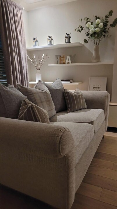 Stylish, Modern 3 bedroom house, free parking