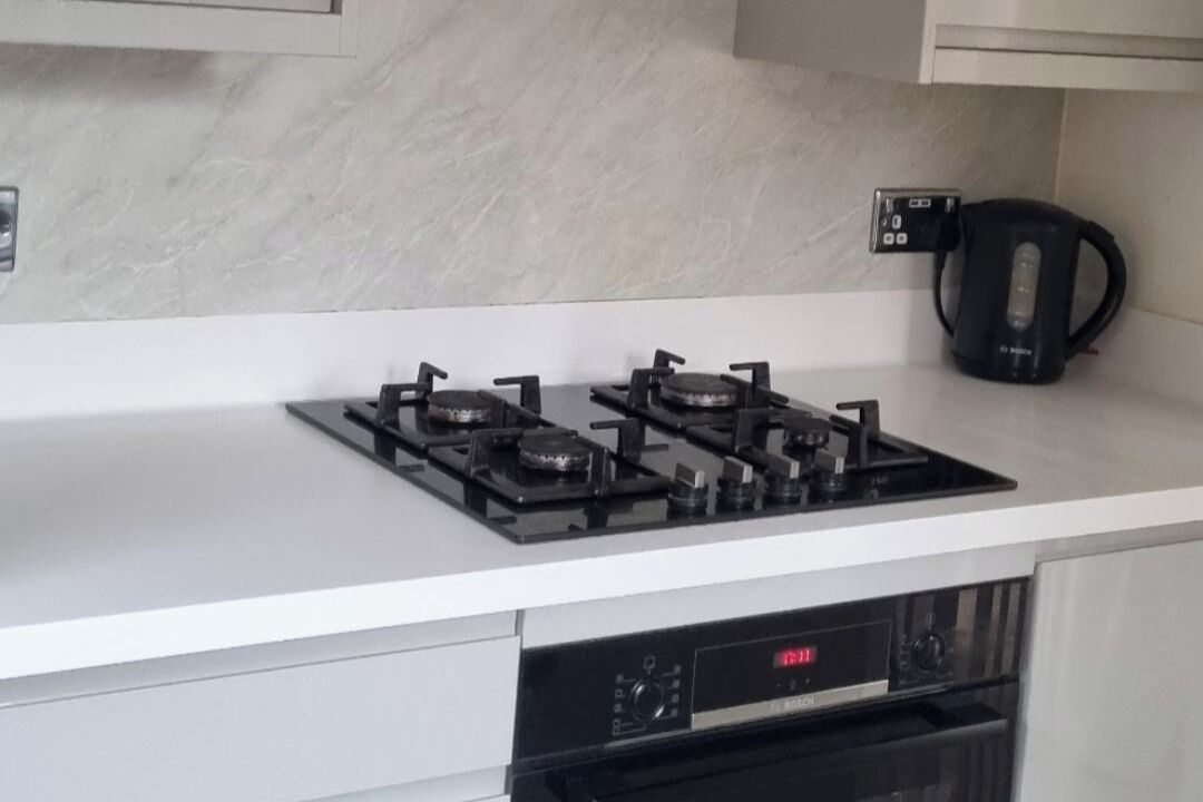 Køleskab, mikrobølgeovn, ovn, kogeplade