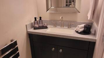 Secador de cabelo, toalhas de banho