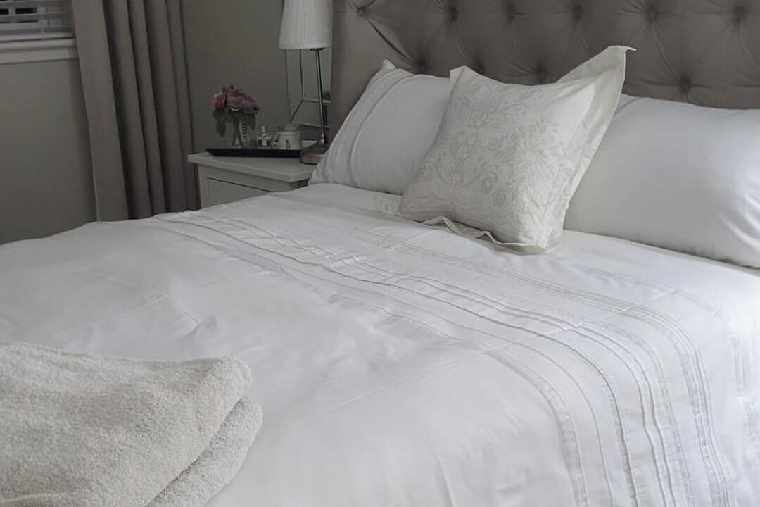 3 habitaciones, tabla de planchar con plancha, wifi y ropa de cama 