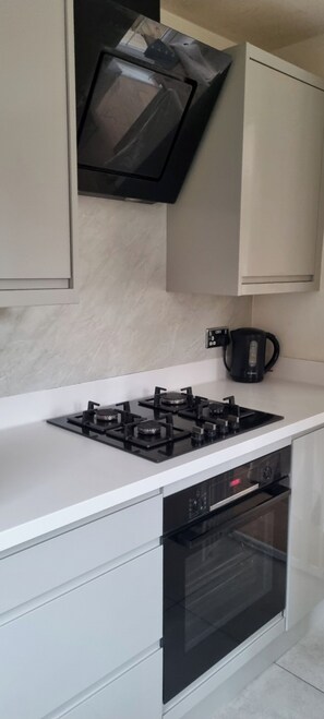 Réfrigérateur, four à micro-ondes, un four, surface de cuisson