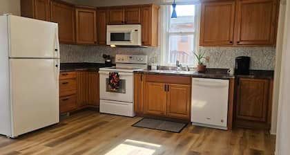 Cozy updated 3-bedroom house, pet friendly, wifi, covered porch, firepit & yard!