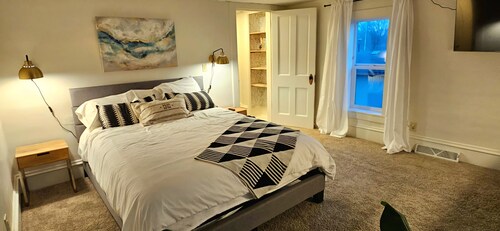 Cozy updated 3-bedroom house, pet friendly, wifi, covered porch, firepit & yard!