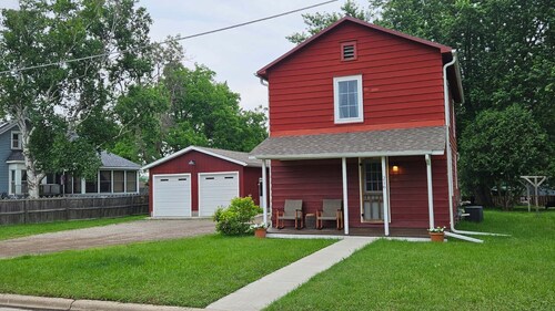 Cozy, convenient, pet friendly, wifi, covered porch, firepit & yard! Sleeps 6