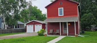 Cozy, convenient, pet friendly, wifi, covered porch, firepit & yard! Sleeps 6