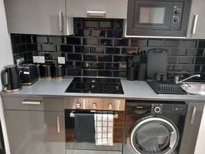 Jääkaappi, mikroaaltouuni, uuni, liesi