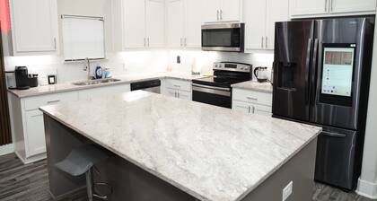 Spacious 4-bedroom Private Pool Villa Close to Downtown Dallas