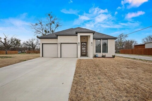 Spacious 4-bedroom Private Pool Villa Close to Downtown Dallas