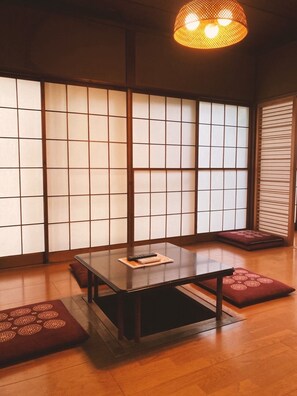 A traditional Japanese room with tatami flooring, a low table, and shoji screens. - Saitama Niiza House (Niiza)