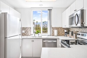 Kühlschrank, Mikrowelle, Herdplatte, Geschirrspüler