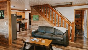 Une cuisine moderne avec des meubles en bois, un réfrigérateur en acier inoxydable et un four à micro-ondes.