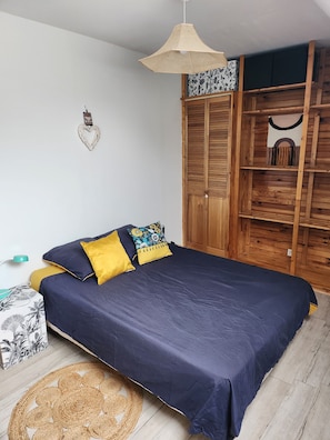 3 chambres, fer et planche à repasser, Wi-Fi, draps fournis