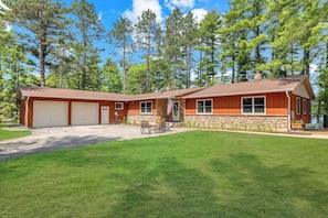 Exterior - Lakefront Lodge-Private Dock-Swimming-Game Room (Crivets)