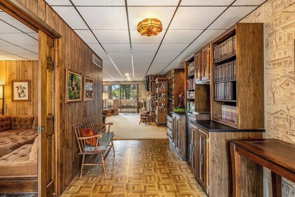 Un intérieur en bois comprenant un canapé, une table à manger et une bibliothèque.