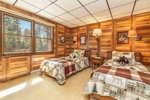 4 bedrooms, iron/ironing board, travel cot, WiFi - Lakefront Lodge-Private Dock-Swimming-Game Room (Crivets)