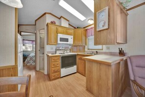 ثلاجة، ميكروويف، فرن، موقد طهي مسطح