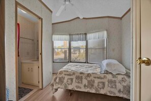 3 bedrooms, desk, free WiFi, bed sheets