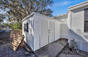 المنشأة من الخارج