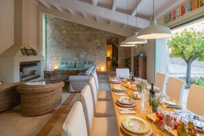 Outdoor dining - Casale Palombieri by DomuSicily (Modica)