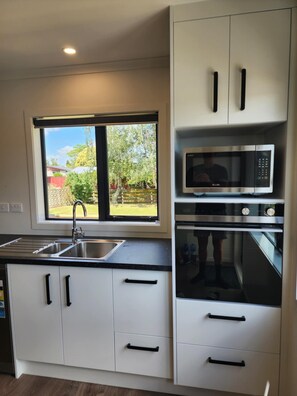 Kjøleskap, mikrobølgeovn, ovn og oppvaskmaskin