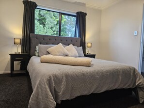 3 Schlafzimmer, Schreibtisch, Bügeleisen/Bügelbrett, Reisekinderbett