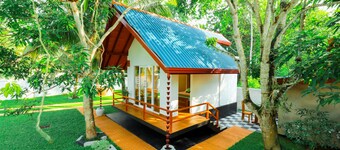 Cozy cabin with 1 bedroom and WiFi, AC in charming Ahangama