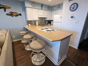 Frigorífico, microondas, horno y placa de cocina