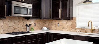 Private Pool, BBQ, Workout area, KING Beds, Park across street+ basketball court