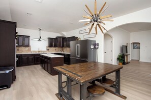 Réfrigérateur, four à micro-ondes, un four, surface de cuisson