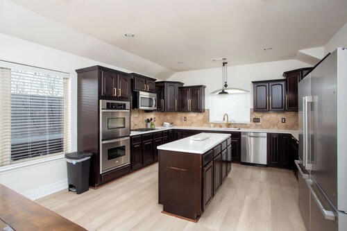 Private Pool, BBQ, Workout area, KING Beds, Park across street+ basketball court