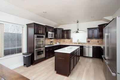 Private Pool, BBQ, Workout area, KING Beds, Park across street+ basketball court