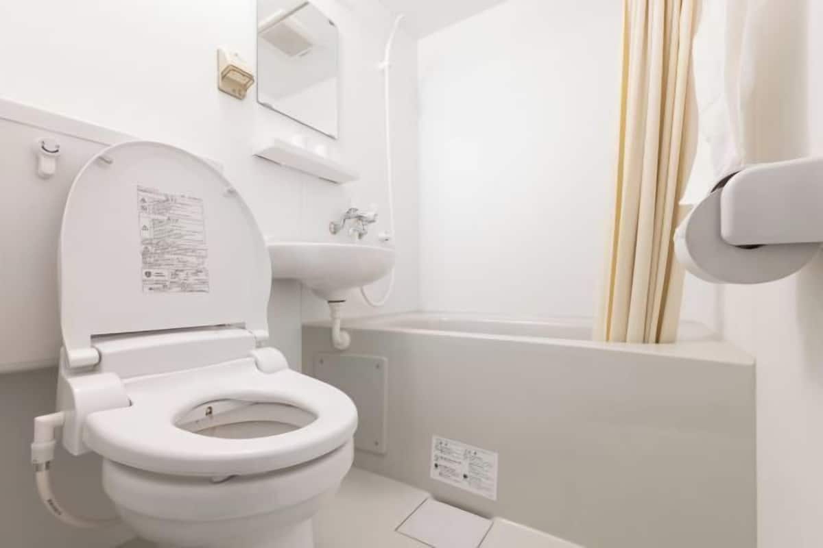 Kombinert dusj/badekar, hårføner, tøfler og håndklær