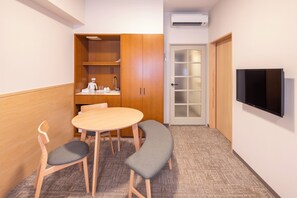 Apartamento família, 2 quartos, para não fumantes | Edredons de pluma, cofres nos quartos, cortinas blackout