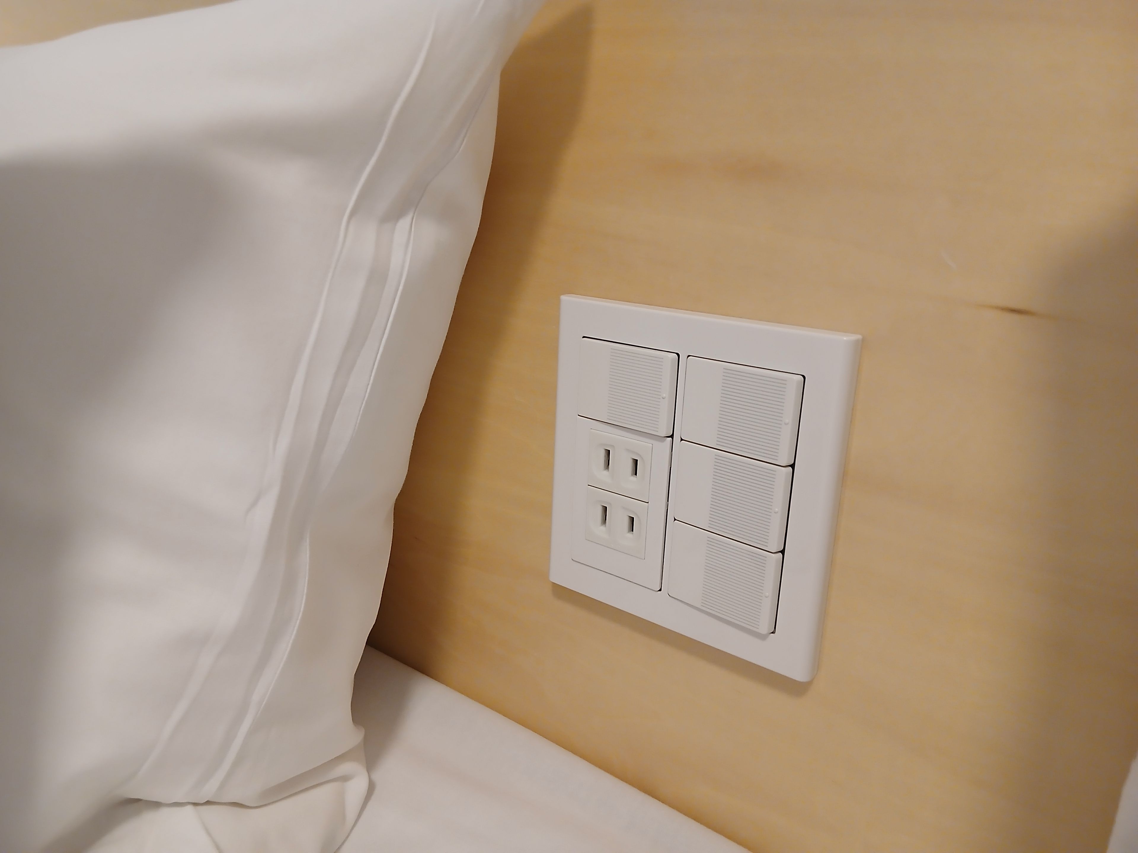 Una presa elèctrica blanca en una paret beix.
