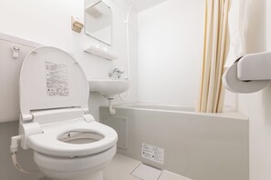 Ensemble douche/baignoire, sèche-cheveux, chaussons, bidet
