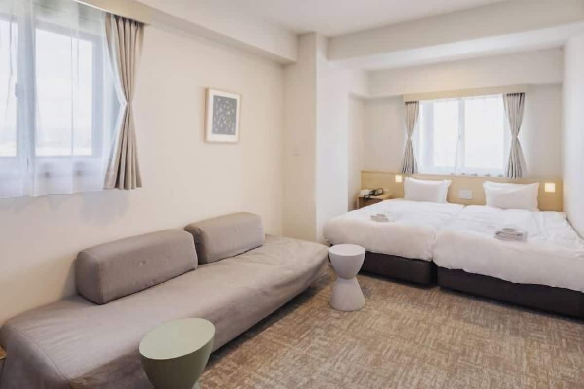 Dundyner, safe på rommet, blendingsgardiner og strykejern/-brett