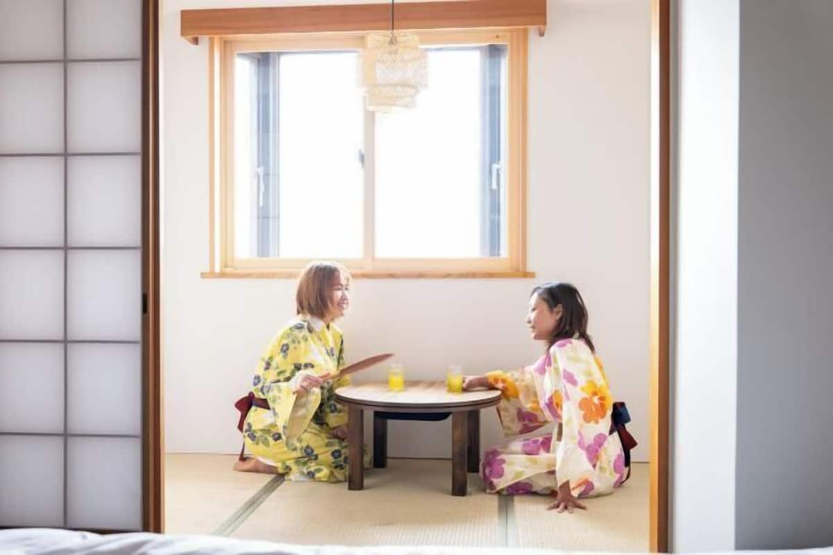 Dundyner, safe på rommet, blendingsgardiner og strykejern/-brett