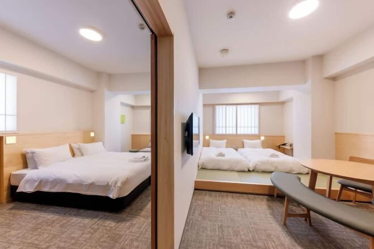 Dundyner, safe på rommet, blendingsgardiner og strykejern/-brett