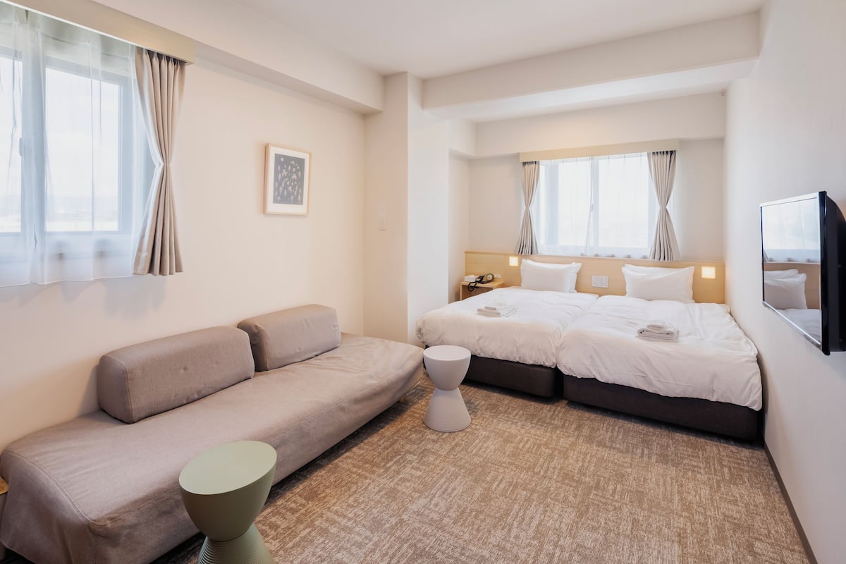 Deluxe Twin Room | 1 bedroom, in-room safe, blackout drapes, iron/ironing board