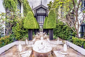 Outdoor dining - The Siam - Courtyard Pool Villa (Bangkok)