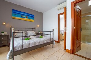 3 bedrooms, iron/ironing board, internet, bed sheets